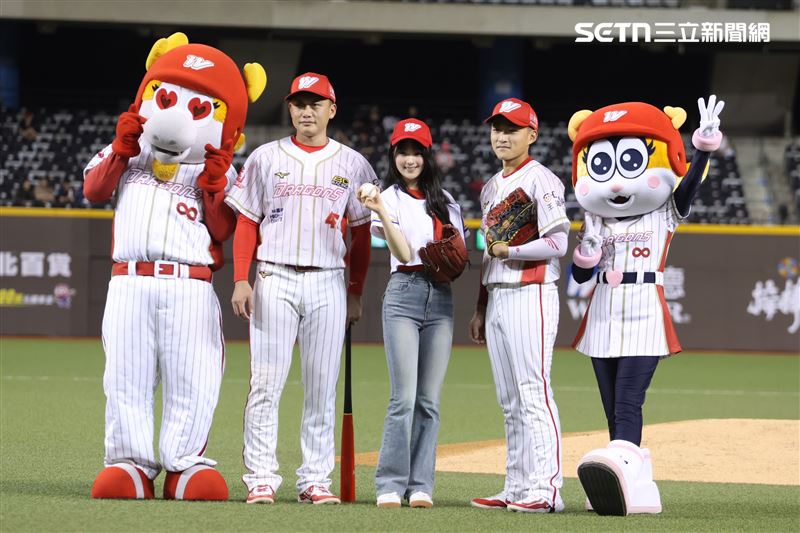 GYUBIN受邀替味全龍主場賽擔任開球嘉賓站上大巨蛋開球。（圖／記者鄭孟晃攝影）