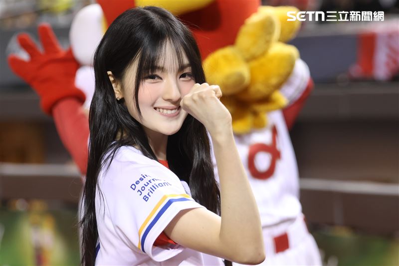 GYUBIN受邀替味全龍主場賽擔任開球嘉賓站上大巨蛋開球。（圖／記者鄭孟晃攝影）