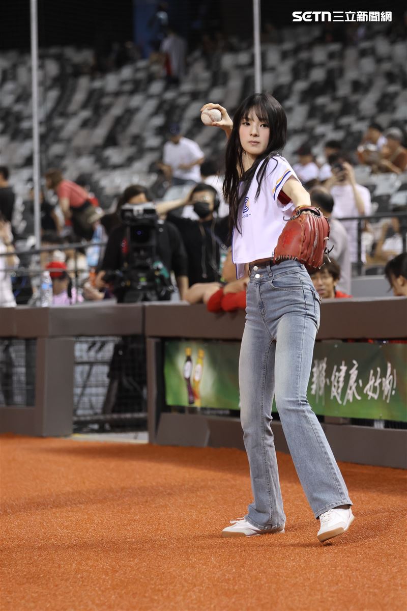 GYUBIN受邀替味全龍主場賽擔任開球嘉賓站上大巨蛋開球。（圖／記者鄭孟晃攝影）