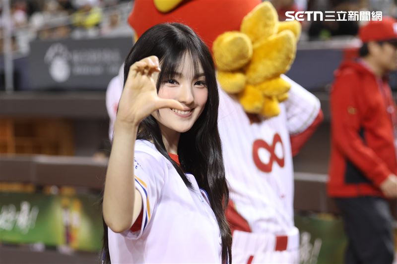 GYUBIN受邀替味全龍主場賽擔任開球嘉賓站上大巨蛋開球。（圖／記者鄭孟晃攝影）
