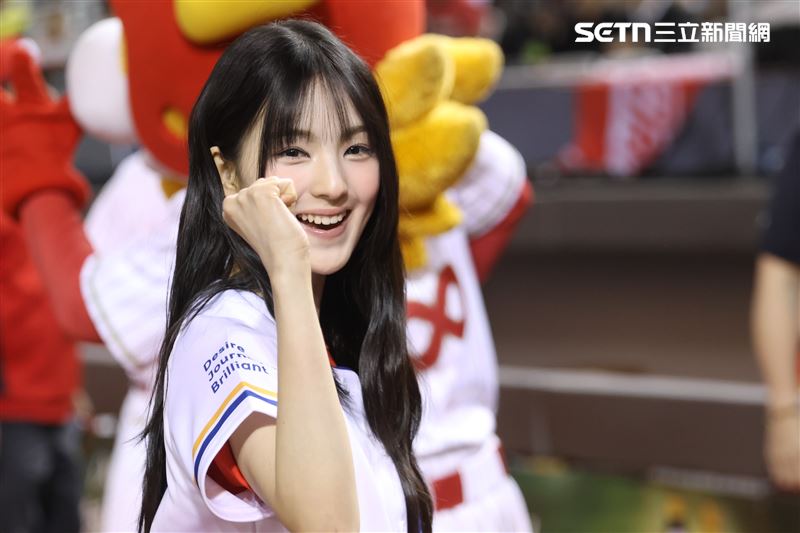 GYUBIN受邀替味全龍主場賽擔任開球嘉賓站上大巨蛋開球。（圖／記者鄭孟晃攝影）