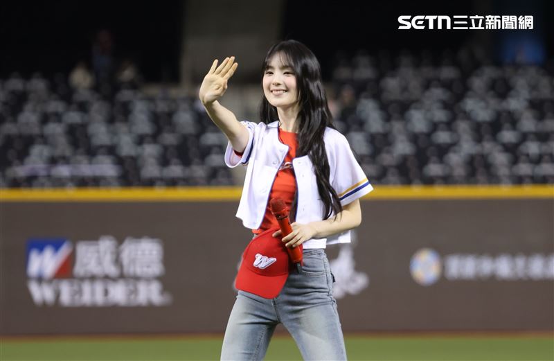 GYUBIN受邀替味全龍主場賽擔任開球嘉賓站上大巨蛋開球。（圖／記者鄭孟晃攝影）