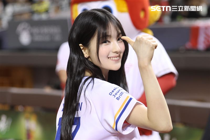 GYUBIN受邀替味全龍主場賽擔任開球嘉賓站上大巨蛋開球。（圖／記者鄭孟晃攝影）