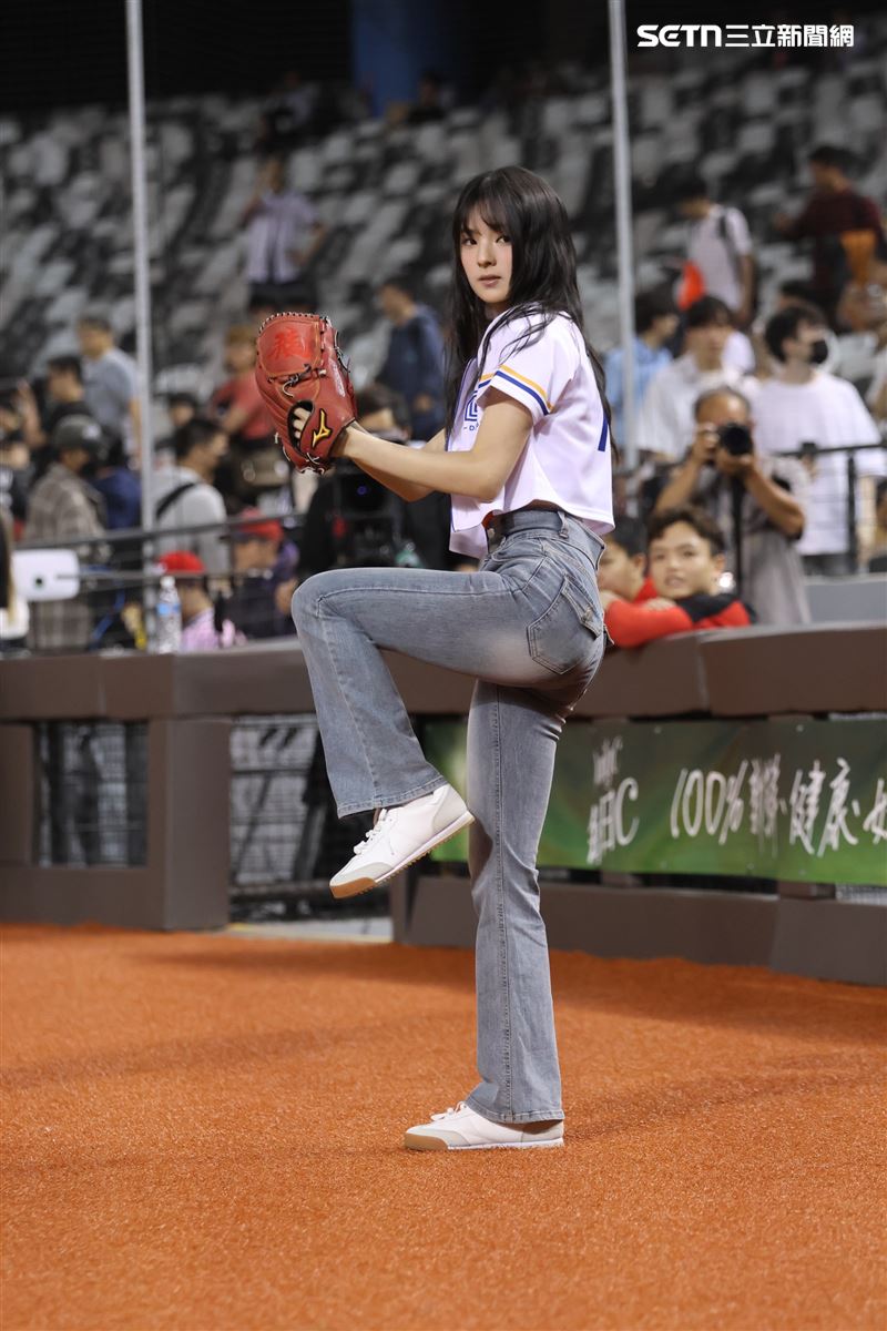 GYUBIN受邀替味全龍主場賽擔任開球嘉賓站上大巨蛋開球。（圖／記者鄭孟晃攝影）