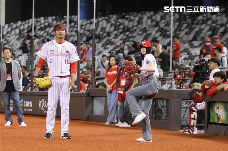 GYUBIN受邀替味全龍主場賽擔任開球嘉賓站上大巨蛋開球。（圖／記者鄭孟晃攝影）