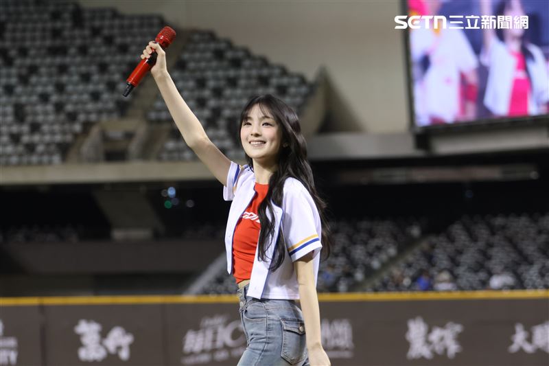 GYUBIN受邀替味全龍主場賽擔任開球嘉賓站上大巨蛋開球。（圖／記者鄭孟晃攝影）