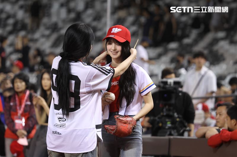 GYUBIN受邀替味全龍主場賽擔任開球嘉賓站上大巨蛋開球。（圖／記者鄭孟晃攝影）
