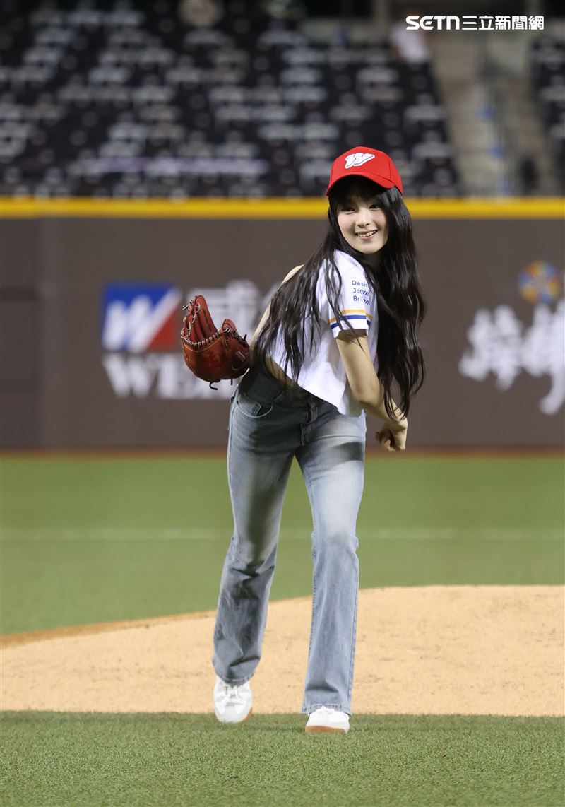 GYUBIN受邀替味全龍主場賽擔任開球嘉賓站上大巨蛋開球。（圖／記者鄭孟晃攝影）