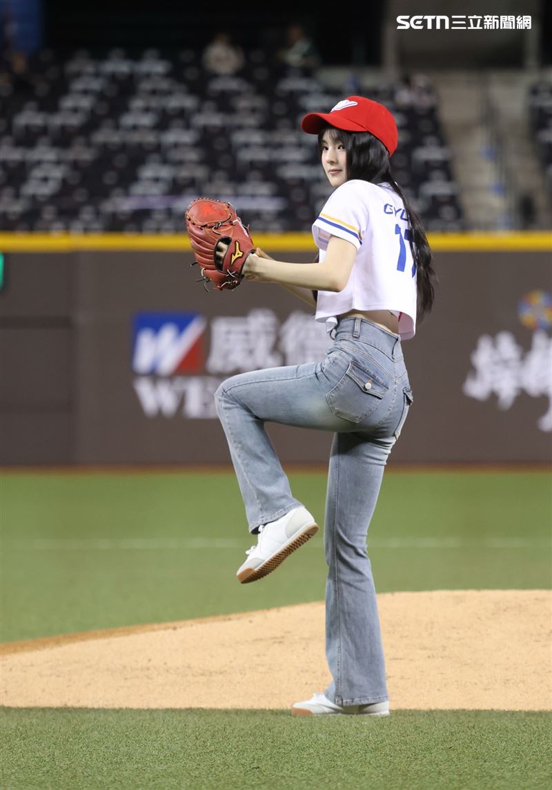 GYUBIN受邀替味全龍主場賽擔任開球嘉賓站上大巨蛋開球。（圖／記者鄭孟晃攝影）