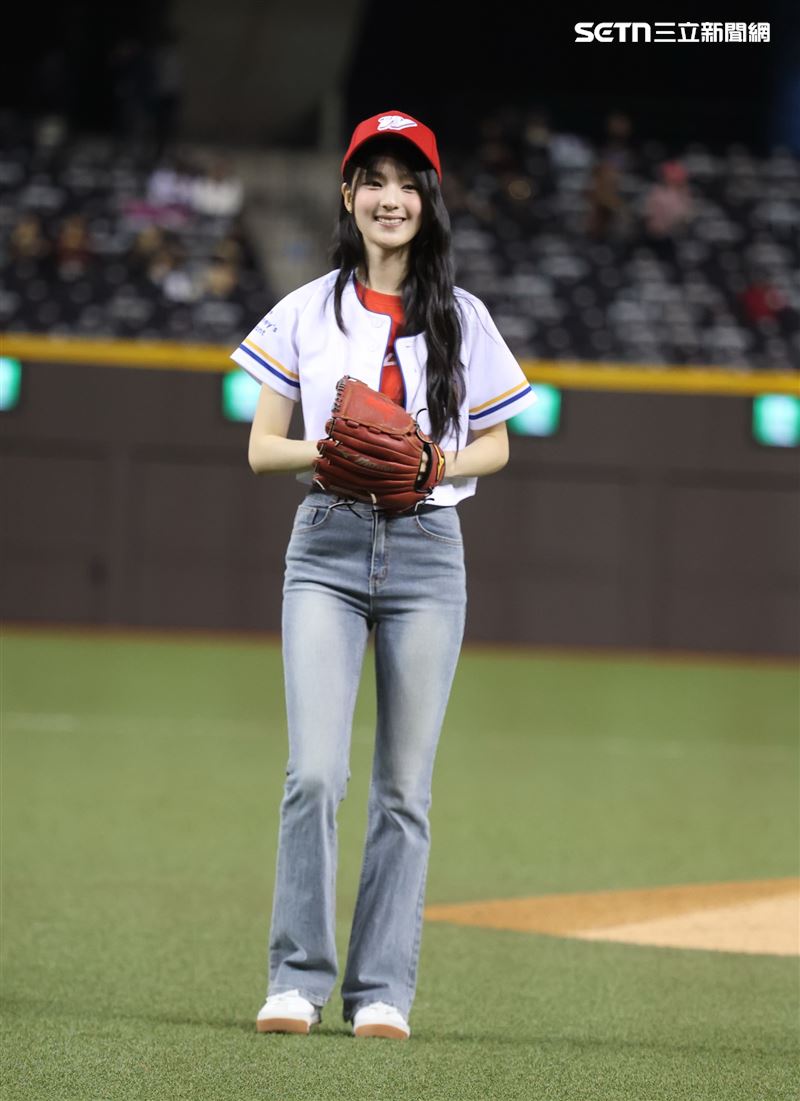 GYUBIN受邀替味全龍主場賽擔任開球嘉賓站上大巨蛋開球。（圖／記者鄭孟晃攝影）