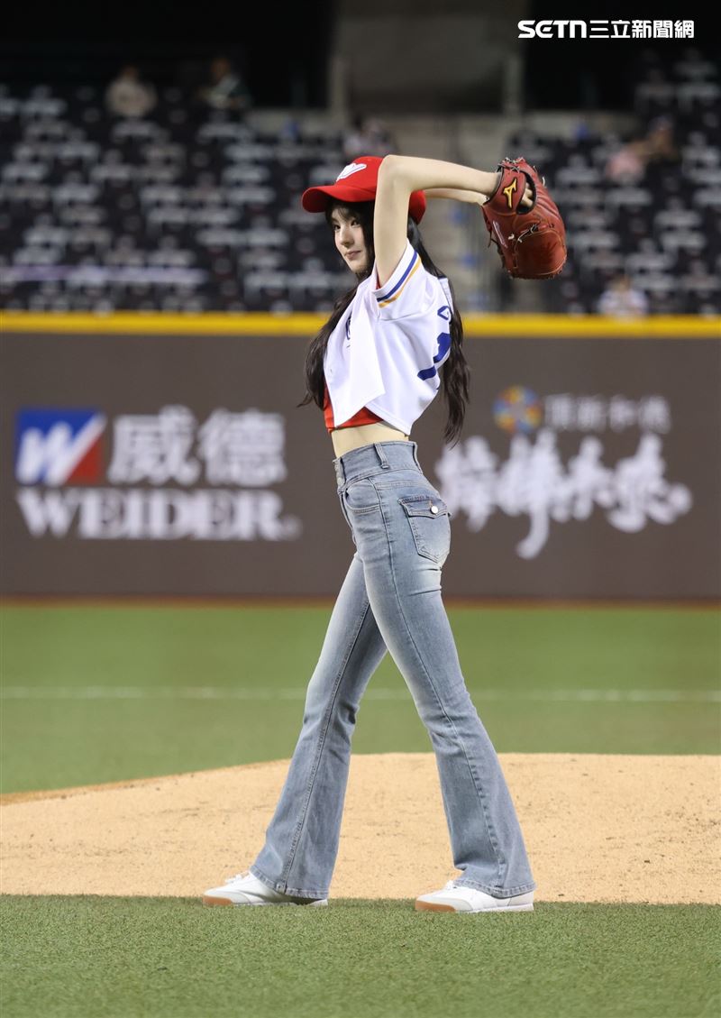 GYUBIN受邀替味全龍主場賽擔任開球嘉賓站上大巨蛋開球。（圖／記者鄭孟晃攝影）