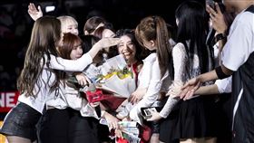 ▲Taishin Wonders橘兒結束10年啦啦隊生涯，Wonders全員送上向日葵花束，祝福她在人生下個旅程中繼續閃耀。（圖／台北台新戰神提供） 