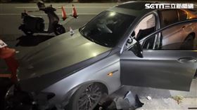 台中,婦人,汽車,車禍,駕駛,機車,消防栓,東區,死亡車禍,BMW▲圖片描述。（圖／翻攝畫面）