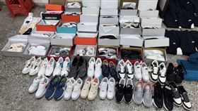 台北市信義區吳興街市場，某店家因販售仿冒品遭警方查緝。（圖／翻攝畫面）