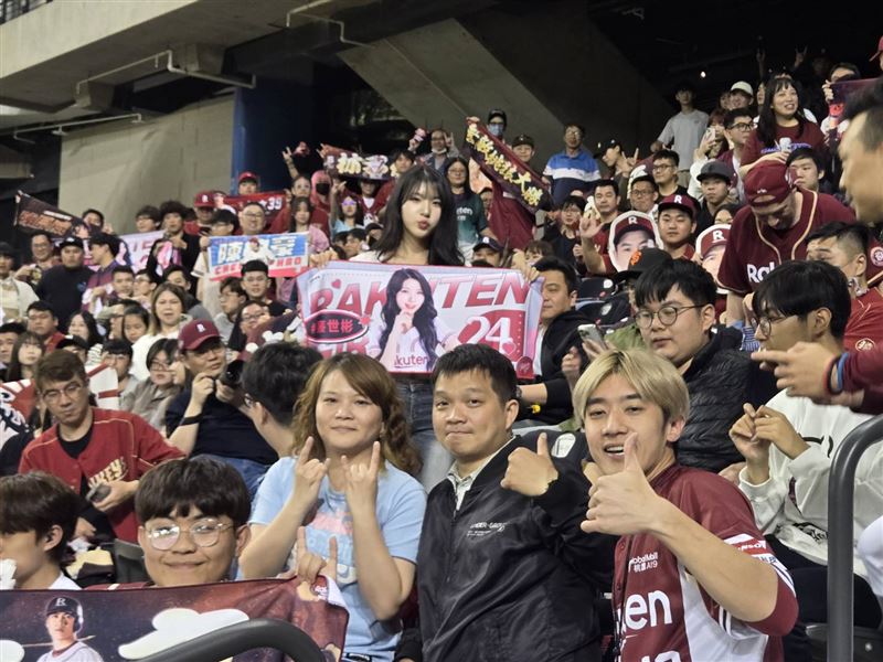 廉世彬前往大巨蛋應援