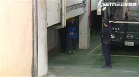 柯文哲腳穿藍白拖鞋、銬著手銬，緩步進入法庭內。（圖／三立新聞網）