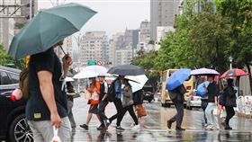 北市天氣不穩定　民眾撐傘擋雨中央氣象署13日表示，受鋒面影響，易有短延時強降雨，雲林以北、南投地區、嘉義山區及澎湖有局部大雨發生的機率，民眾外出應隨身攜帶雨具。圖為台北市白天天氣不穩定，外出民眾撐傘擋雨。中央社記者謝佳璋攝  114年3月13日