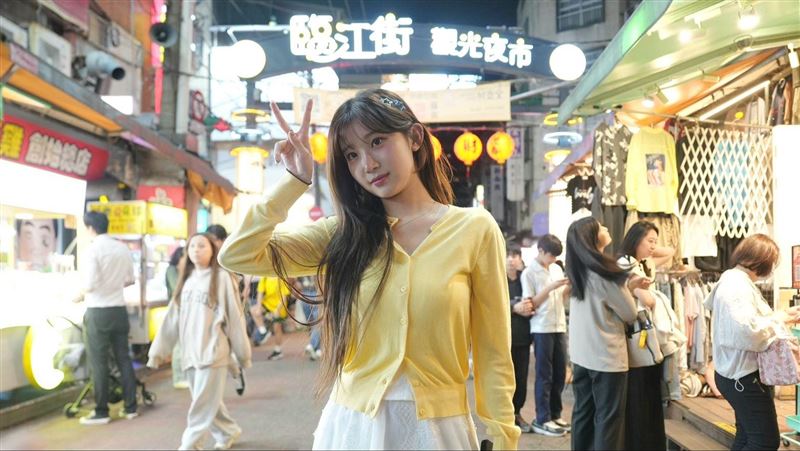 李珠珢逛夜市美照　粉跪求：多愛台灣一點