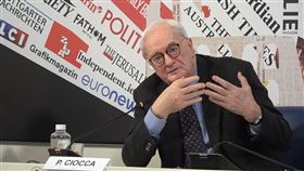 前義大利央行副行長談川普關稅前義國央行副行長奇歐卡16日與中央社等駐義外媒記者座談，談論川普關稅戰帶來的全球衝擊。中央社記者黃雅詩羅馬攝  114年4月17日