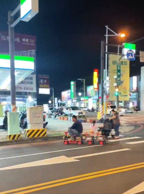 男子駕駛小火車緩慢跨越路口雙黃線，引起路人關注。(圖／翻攝自社會事新聞影音)
