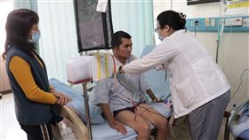 58歲男走路滑手機跌倒…「撞斷胸骨」崩潰：痛到生不如死（圖／彰化醫院提供）