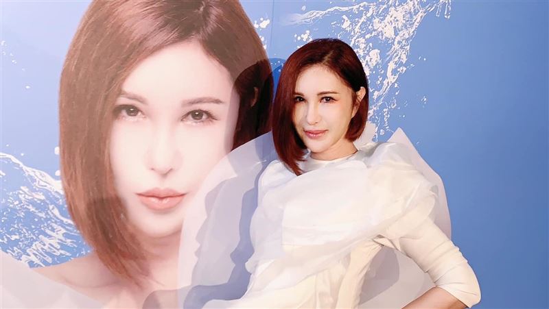 利菁消腫了！皮帶勒出傲人美胸　辣到爆