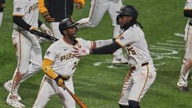 ▲麥卡臣（Andrew McCutchen）差點被爆頭，海盜、國民板凳清空。（圖／美聯社／達志影像）