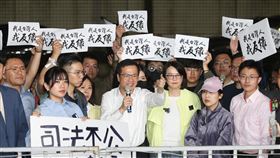 國民黨立委北檢外開記者會　抗議司法不公北檢偵辦幽靈連署案，查出民進黨立委吳思瑤、吳沛憶罷免案的罷免團體疑偽造提議書，14日指揮調查局搜索、約談「罷吳四騎士」賴苡任、滿志剛、劉思吟、陳冠安等人，國民黨立委王鴻薇（前右3）、羅智強（前右4）、徐巧芯（前右2）晚間在台北地檢署外舉行記者會，抗議司法不公、政治辦案。中央社記者謝佳璋攝　114年4月14日