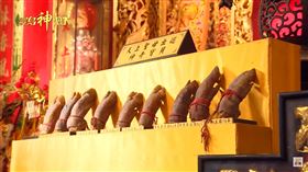 ▲歷年遶境使用過的豬腳，長年保存依舊完好無損。（圖／寶島神很大）