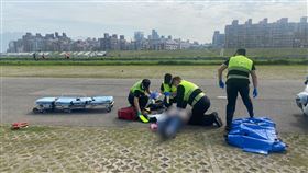 消防救護人員到場先對侯姓老翁進行急救。（圖／翻攝畫面）