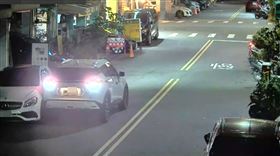 台中，史上最笨偷車賊，30歲男左手打石膏，沒駕照，偷車不會開，逆向撞賓士車被抓(圖／翻攝畫面)