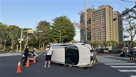 休旅車轉彎角度不夠撞分隔島翻車。（圖／翻攝畫面）