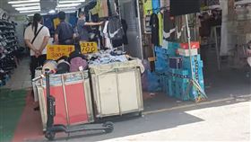 台北市信義區吳興街市場，某店家因販售仿冒品遭警方查緝。（圖／翻攝畫面）