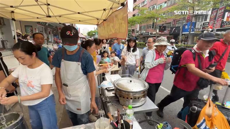 大甲媽遶境點心被狂拿、飲料整箱搬走