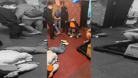  不滿小姐跑檯，金門3男酒後砸包廂，大鬧，1人被打到昏迷，顱內出血，專機送台灣急救(圖／翻攝畫面)