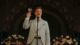 ▲以幽默詼諧的劇情諷刺現今社會對「情緒價值」的需求與代價。（圖／CATCHPLAY提供） 