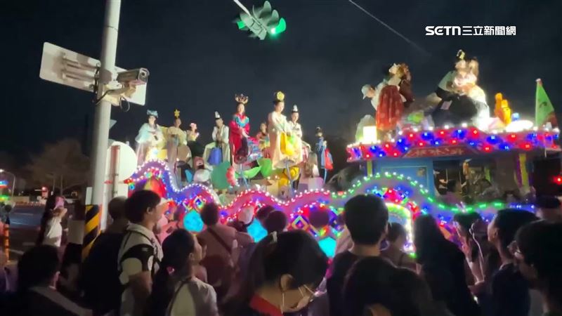 北港藝閣車隊創紀錄　民眾撿海鮮直呼誇張