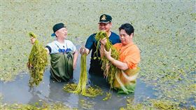 邰智源（左）、邵大倫（右）體驗採收水蓮，上演烏龍驚魂記（圖／公視台語台提供）