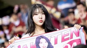 廉世彬到大巨蛋幫樂天加油。（圖／樂天桃猿提供）