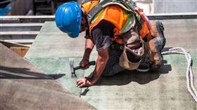 工地缺工情況嚴重，網友點出年輕人為何不想做工的5大原因。（示意圖／Pexels）