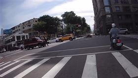  北區崇德路、太原路口，馬路驚見浩克，怒吼捶車，駕駛急煞嚇壞（圖／翻攝自Thread @taoday1228)