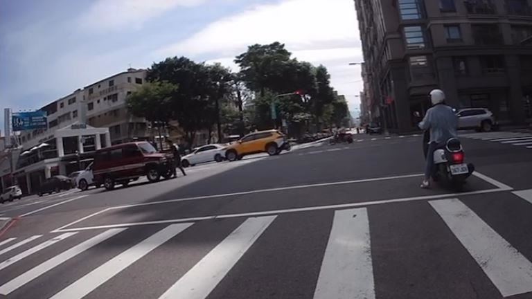 跳車男化身「浩克」　暴怒捶凹貨車引擎蓋