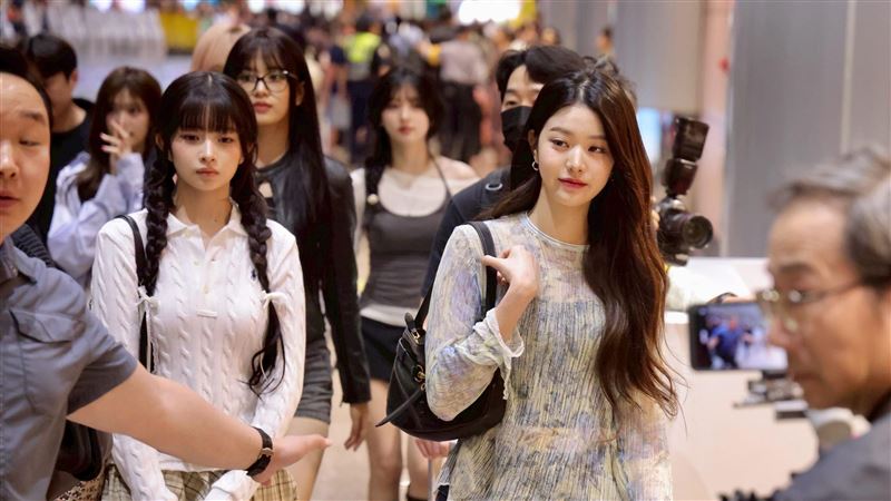 IVE睽違1年驚喜來台，舉行簽售活動。（圖／記者鄭孟晃攝影）