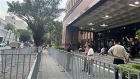 ▲朱立倫號召支持者「今晚北檢見」，北檢周遭已圍起柵欄因應。（圖／記者蘇晏男攝影）