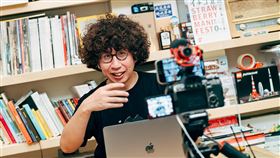 升格製作人　李明璁新節目挑戰「宅錄」拍攝社會學家李明璁企圖打造台灣在疫情時期的新型態帶狀節目「保持聯絡/Alone Together」，以Call out視訊形式，邀來賓共同「宅錄」，聊聊這段期間的生活型態變化與自我成長，這也是李明璁首度挑戰節目製作人。（公視提供）中央社記者葉冠吟傳真 110年8月19日