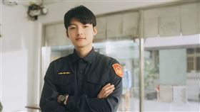 劉育仁的帥氣警察造型引發討論，制服誘惑魅力無法擋，意圖使人「抱警處理」。（圖／好勁影業提供）