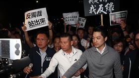 朱立倫號召集結  蔣萬安現身北檢外（2）台北地檢署偵辦不實連署案，約談國民黨北市黨部主委黃呂錦茹等人，國民黨中央17日號召前往北檢外聚集抗議司法不公，台北市長蔣萬安（前右）晚間也到場響應。中央社記者王騰毅攝  114年4月17日