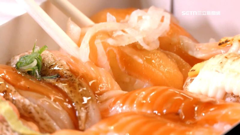 「買1送1」掀鮭魚之亂！店員怨：手沒停過