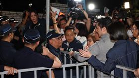 國民黨號召北檢外集結　蔣萬安現身（3）台北地檢署偵辦不實連署案，國民黨中央17日晚間號召黨公職與群眾到北檢外聚集抗議表訴求，台北市長蔣萬安（前右2）抵達時一度被卡在柵欄外，與警方溝通交涉。中央社記者王騰毅攝  114年4月17日