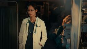 《化外之醫》張鈞甯為扮演醫生的角色，做足練習準備。（圖／八大提供）